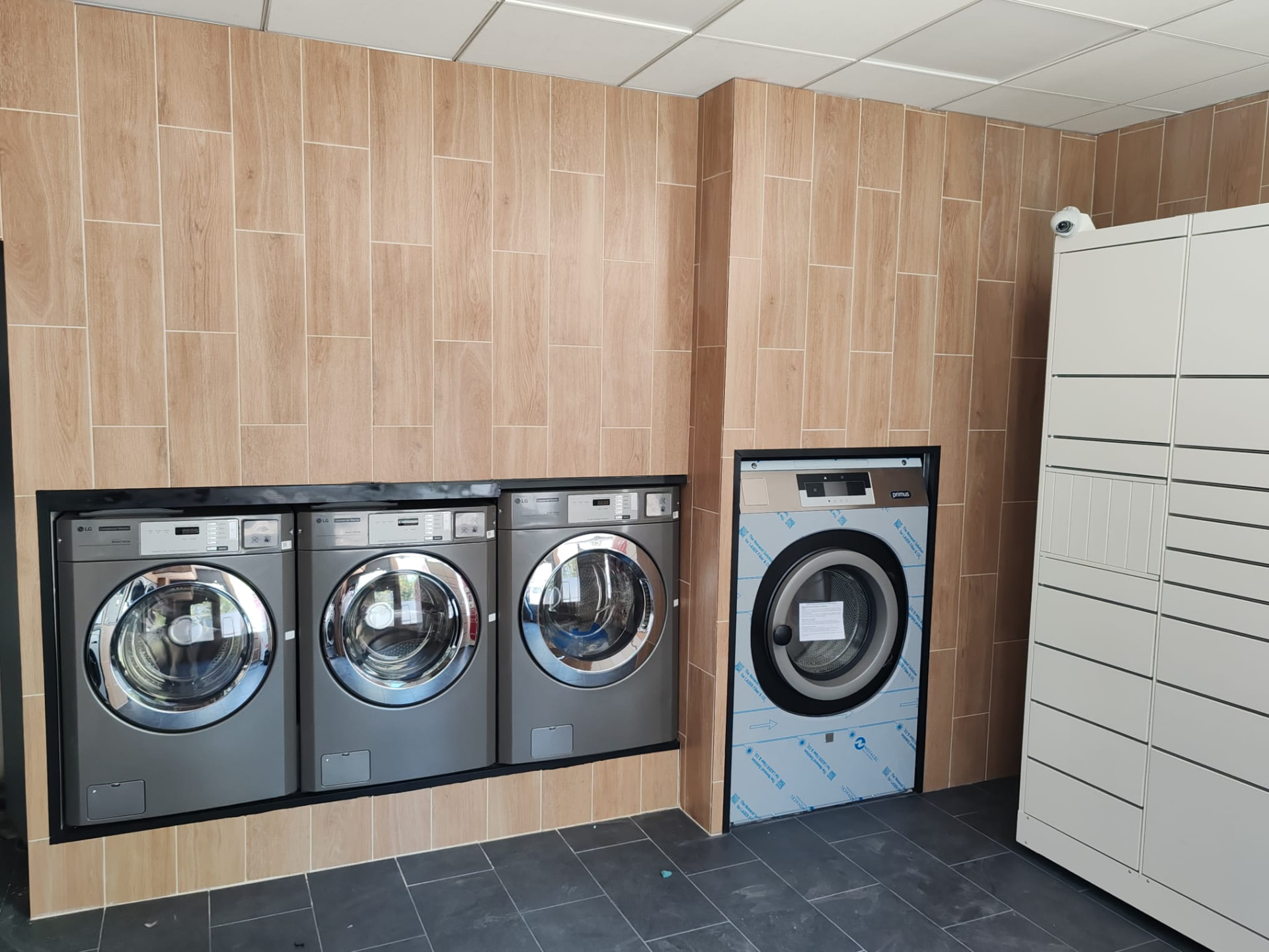 Lave-linge professionnels de la laverie automatique libre-service Paris 18